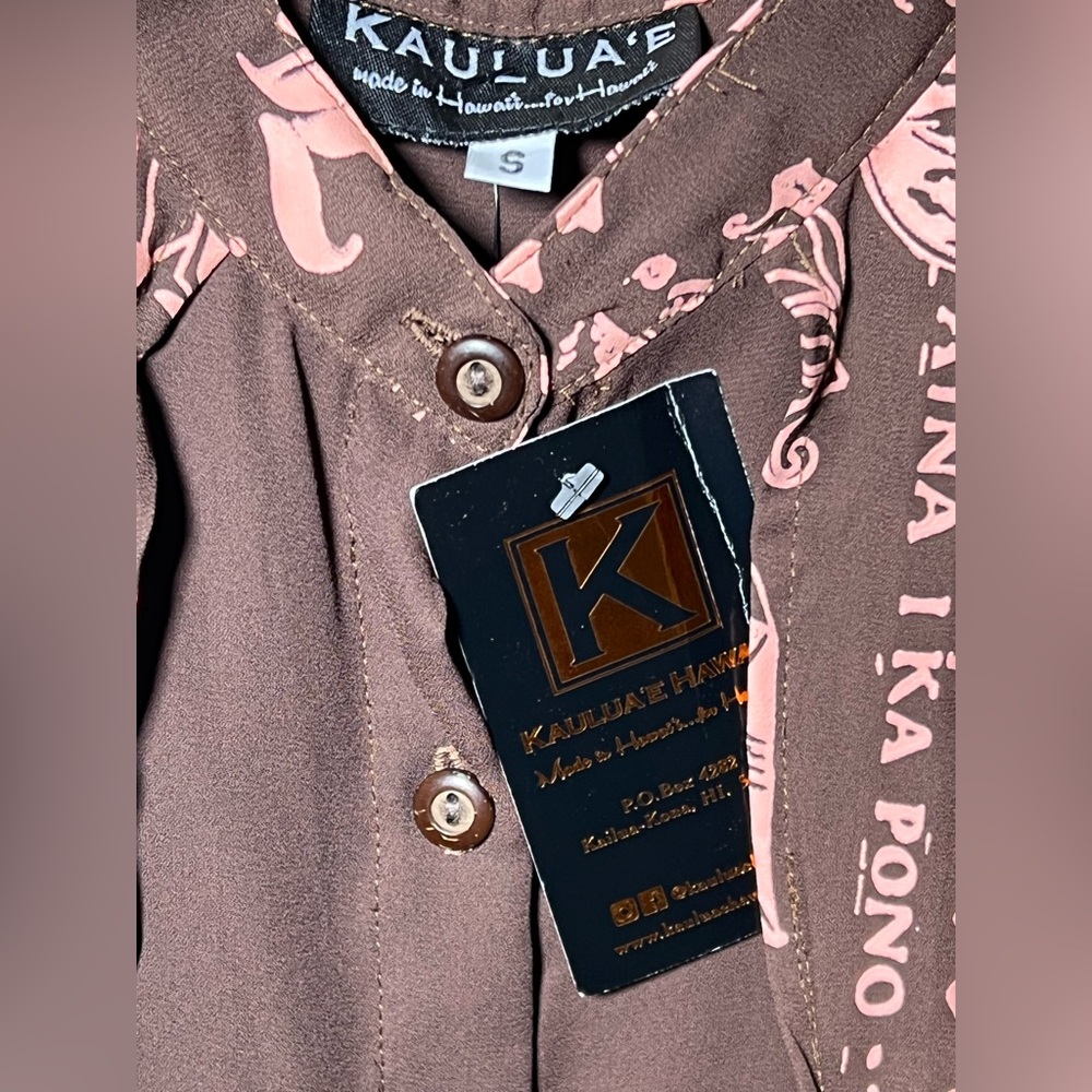Kaulua`e Nupepa Sleeveless Blouse - Picture 5 of 6